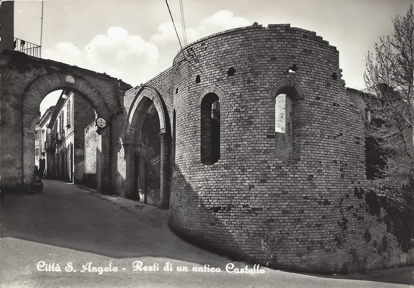 0005 CITTASANTANGELO RESTI DI ANTICO CASTELLO PORTA BORA FRONTE